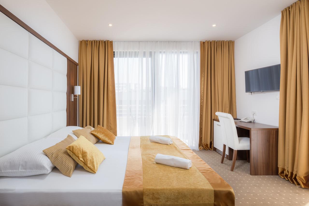 Standard Doppelzimmer mit Balkon und seitlichem Meerblick
